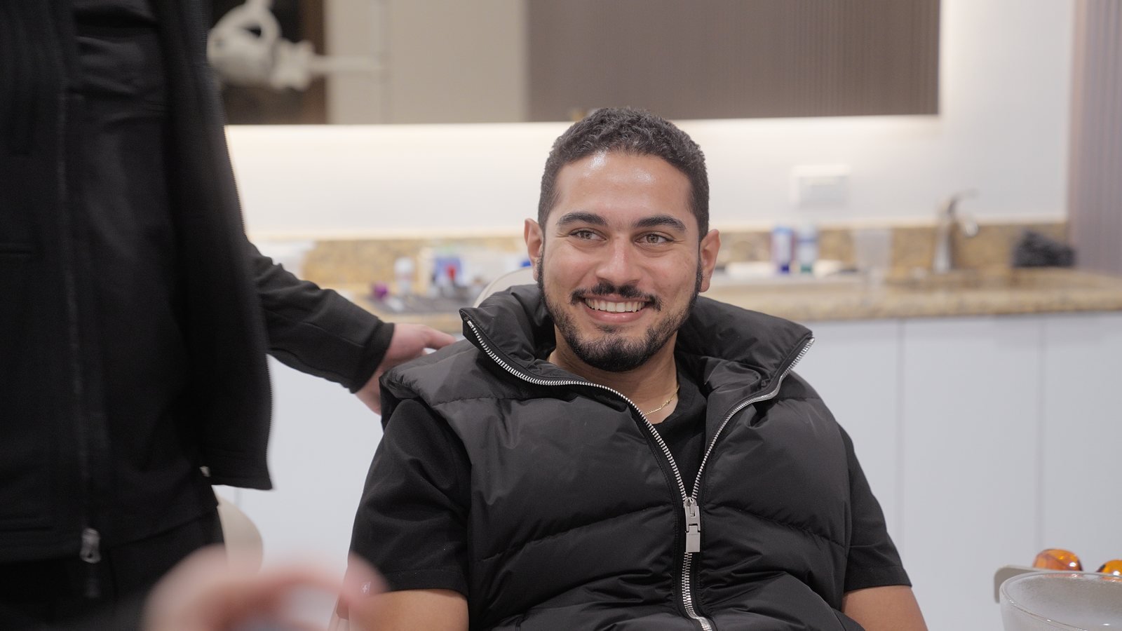 Paciente Luxury Smilear Chitects Tijuana satisfecho con su tratamiento